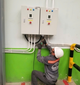 THIẾT KẾ VÀ TRIỂN KHAI TRẠM SẠC XE NÂNG TAY ĐIỆN CHO NHÀ MÁY 